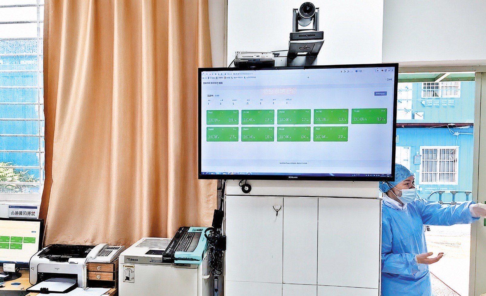 Nursing station screen showing the P20 ward temperature monitoring dashboard at Longhua Central Hospital